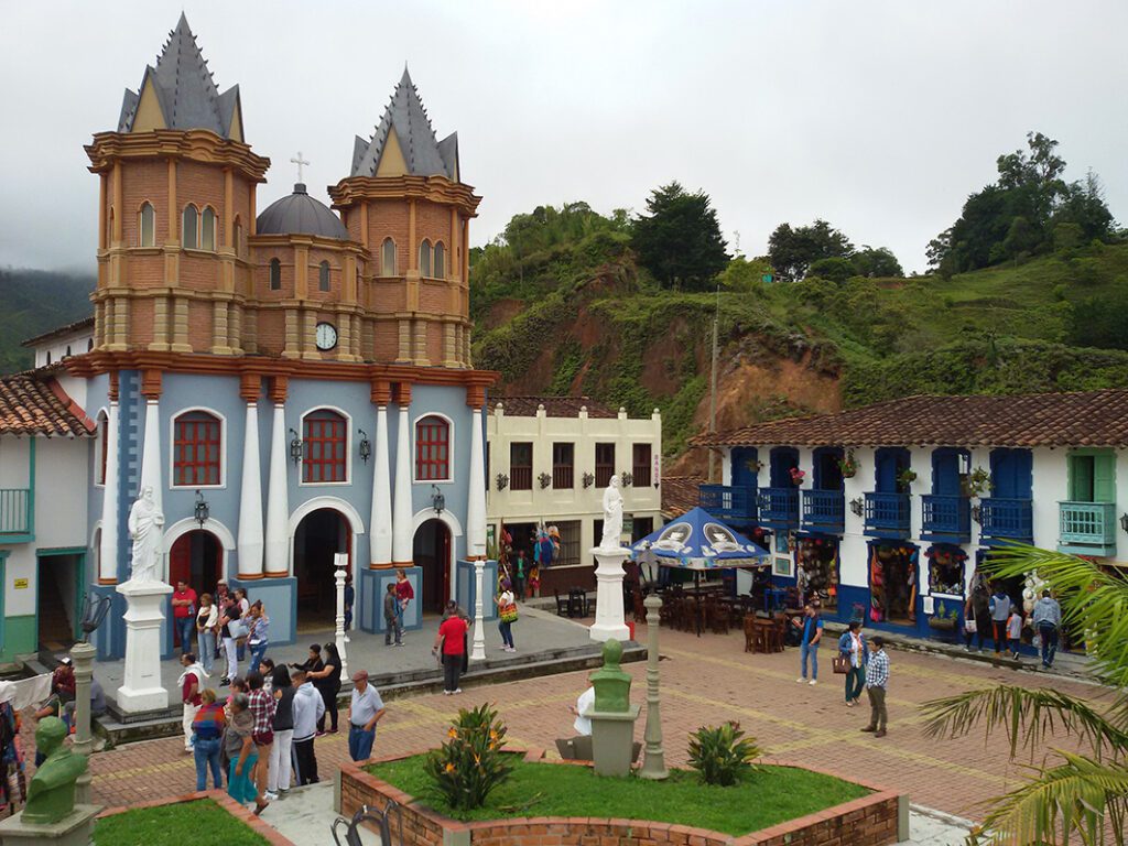 Guide to GUATAPÉ, a Day Trip from MEDELLÍN 