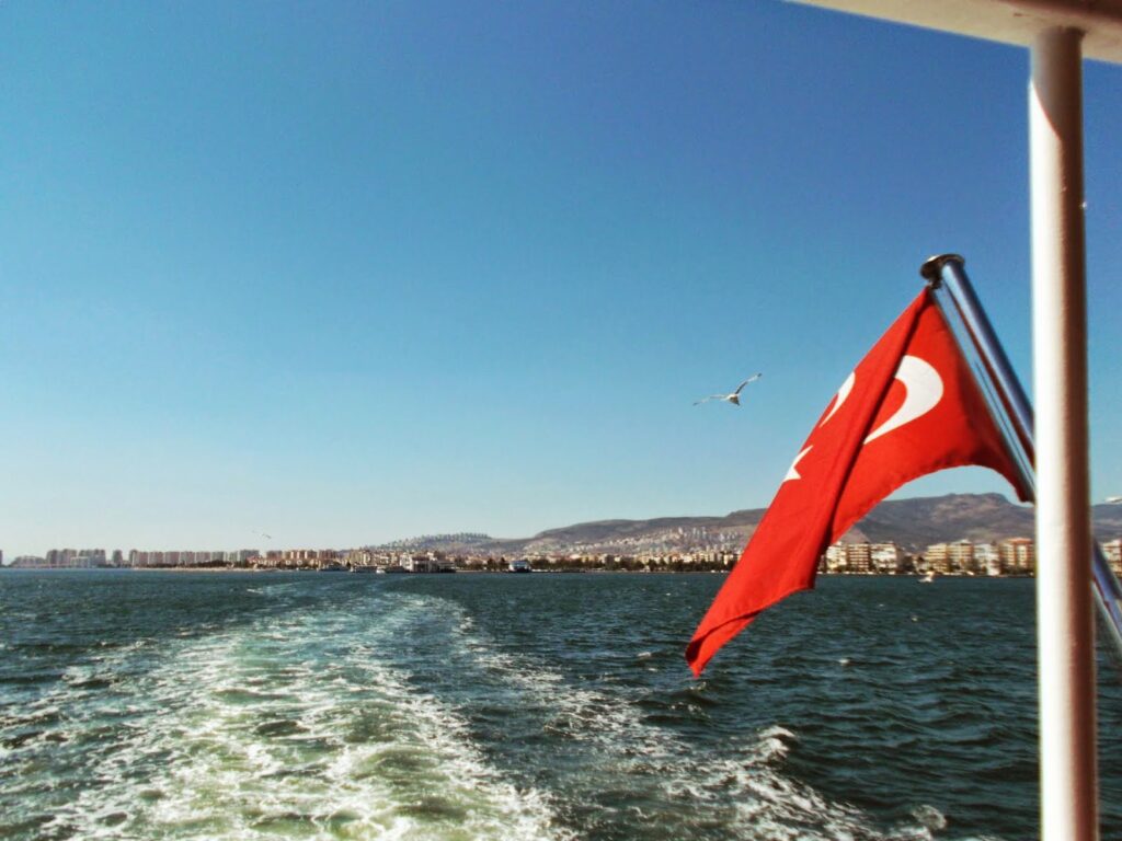  There are certainly more animating places in the world than Izmir, but the one-hour boat ride from Karşıyaka, where the Turkish Language Center is located, to the city center is quite idyllic. 