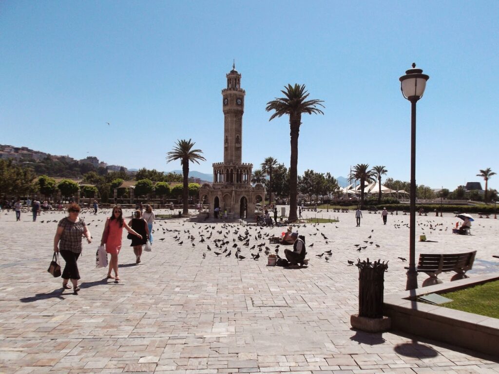  Nestled between palm trees and lamp posts: Izmir proudly presents the Saat Kulesi - its major tourist attraction. 