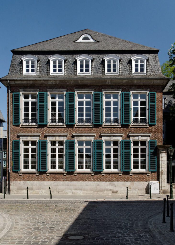 Guide Dusseldorf Longest Bar Palais belonged to Count von Nesselrode zu Ehreshoven 