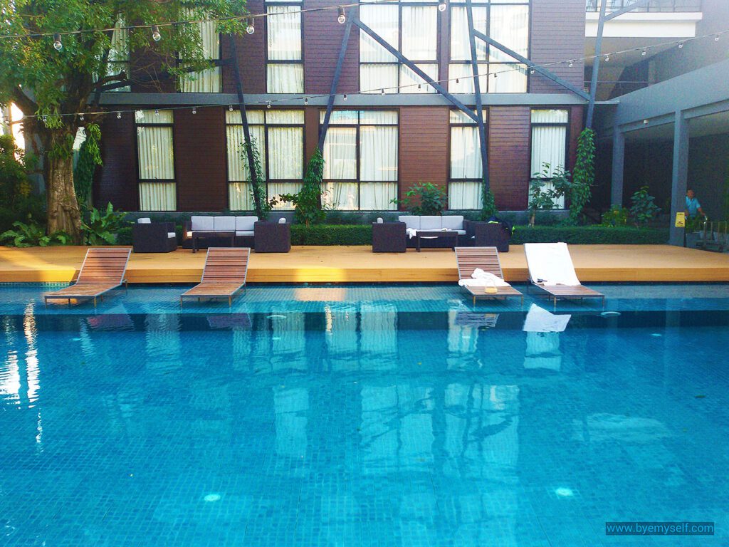 Hotelpool at a hotel close to the airport - a perfect accommodation for 24 hours in Bangkok
