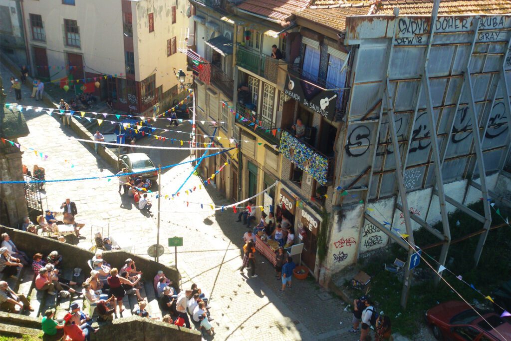 Two Days Porto Tour: Man singing on his balcony