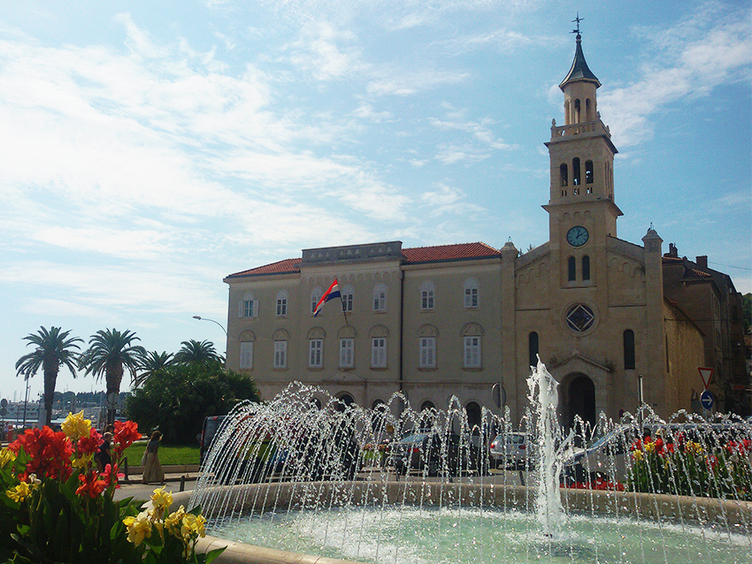 The Bajamontuše fountain in front of the Church of St. Stephen.