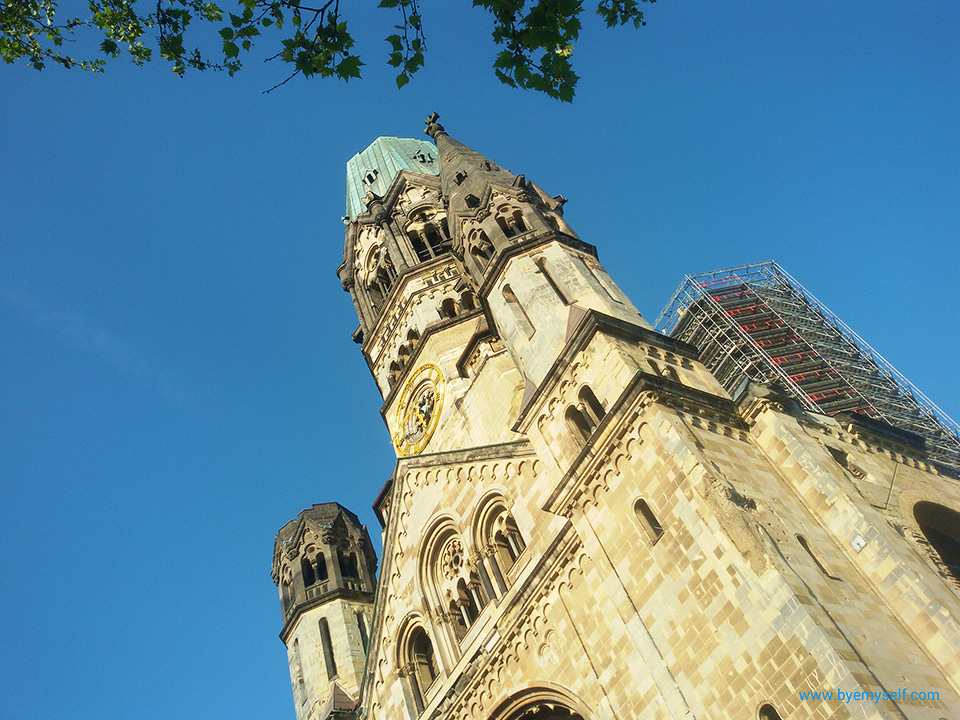 Kaiser-Wilhelm-Gedächtnis-Kirche, a must-see when on tour by bus 100, introduced in my guide to Berlin