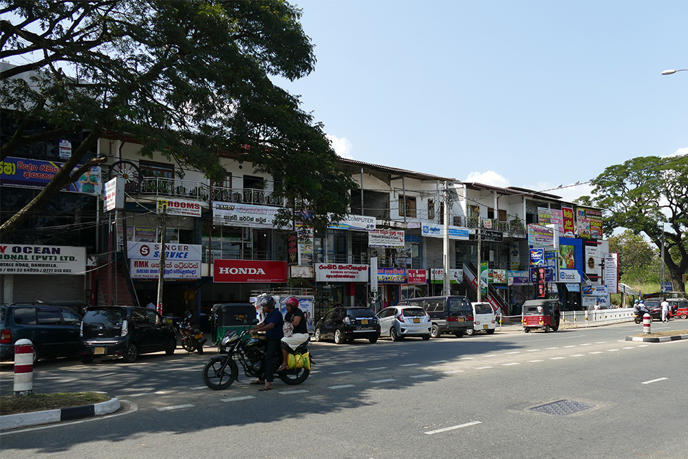  The main street of Dambulla. 