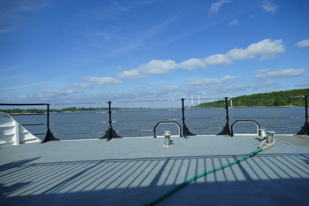 Going down the river Elbe on the catamaran Halunderjet